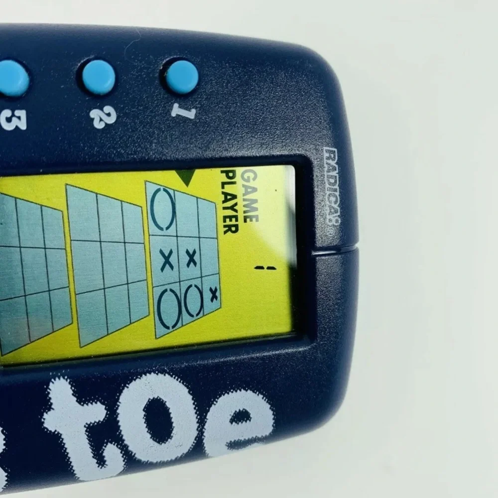Radica TIC TAC TOE Handheld 1998 Travel Game - 3 levels - portable strategy